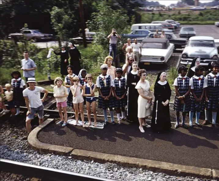  ?? © Paul Fusco ?? Rouwenden voor Robert Kennedy langs het spoor op 8 juni 1968, een opname vanaf de trein door Paul Fusco.