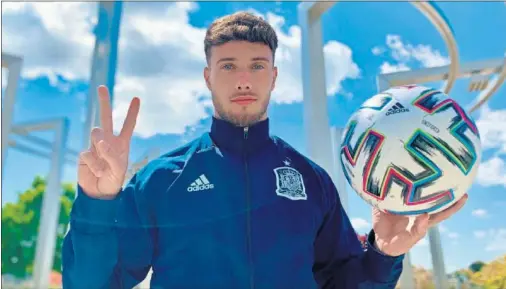  ??  ?? Javi Puado posa ayer para AS en el hotel de España en Eslovenia, con el balón del torneo y señalando los dos goles que marcó.