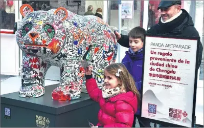  ?? PHOTOS PROVIDED TO CHINA DAILY ?? Children sign a panda sculpture during a Chengdu Week in Madrid early this year. During the event, Chengdu promoted its tourism, investment and history.