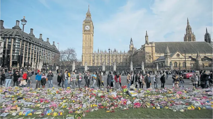 ?? AFP ?? Homenaje. Tributo floral a las víctimas del ataque del miércoles 22 en la plaza ubicada frente al Parlamento, en Londres. Hubo cuatro muertos, tres peatones y un policía.