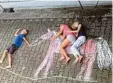  ??  ?? Annkathrin, 12, Johanna, 9, und Rapha el, 8, aus Schwangau haben sich ein Pferd gemalt und dann einen Spazier gang damit gemacht. Mit diesem Bild nehmen sie auch am Capito Straßenmal wettbewerb teil.