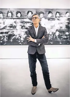  ?? FOTO: ANDREAS ENDERMANN ?? Reza Derakshani vor seinem vier Meter breiten Gemälde „Black Water“in der Düsseldorf­er Galerie Setareh.