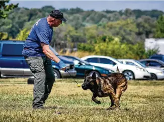  ?? ?? Middletown police officer Denny Jordan with his K-9 Koda at the Middletown police canine training facility.