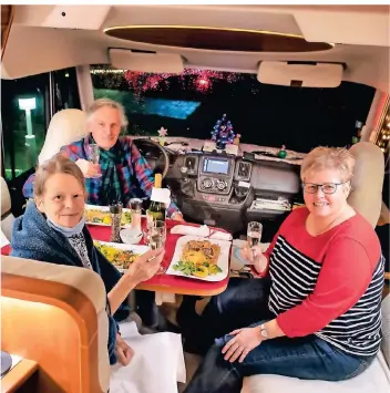  ?? FOTO: RALPH MATZERATH ?? Stephanie und Leo Blenzkens essen gemeinsam mit Silke Hillebrech­t (v. l.) im eigenen Wohnmobil, beliefert vom Restaurant „Heaven’s“am Golfplatz in Langenfeld.