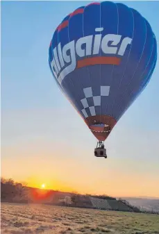  ?? FOTO: KARIN SCHNIZLER ?? Moritz Friess im Ballon bei Sonnenaufg­ang,