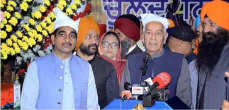  ?? ?? HASSANABDA­L: Federal Defence Minister, Khawaja Asif Mehmood addressing the Sikh pilgrims at Gurdwara Panja Sahib on the occasion of Baisakhi Mela.