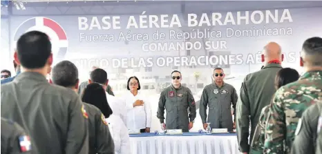  ?? JOSÉ A. MALDONADO ?? El comandante general de la Fuerza Aéra de la República Dominicana, Carlos Ramón Febrillet, encabeza el acto del inicio de las operacione­s aéreas del Comando Sur con asiento en Barahona.