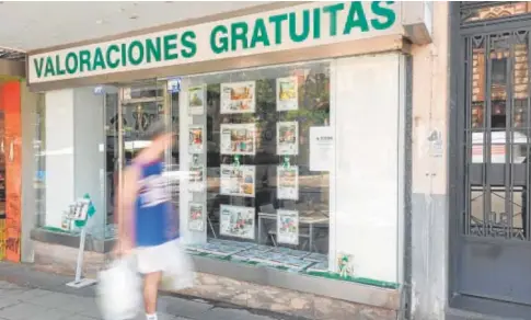  ?? // EP ?? Un joven pasa delante de una inmobiliar­ia en Córdoba