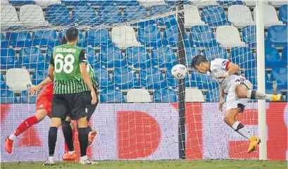  ?? AP ?? En el lugar justo. Gio Simeone define de cabeza para el gol del Cagliari. Otra chance en la Selección.