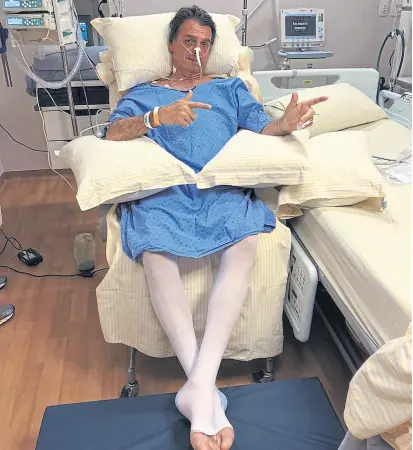  ?? AP ?? Bolsonaro, ayer, gesticula con un arma invisible en el hospital