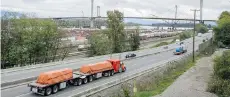  ?? RIC ERNST/PNG FILES ?? Loads up to 85 tonnes can be more easily transporte­d through Delta, Tsawwassen and Surrey following changes to the permitting process.