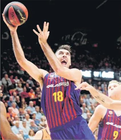  ?? FOTO: EFE ?? Esfuerzo de Pierre Oriola en un intento de canasta cerca del aro. El de Tàrrega volvió a Valencia y salió ganador