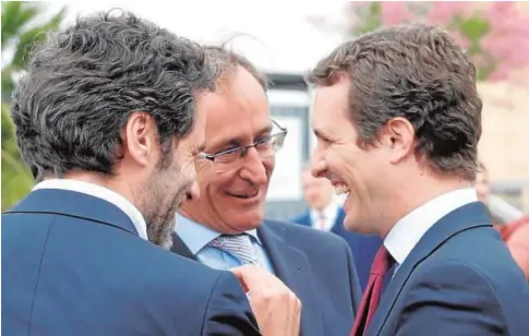  ?? EFE ?? Pablo Casado charla con Alfonso Alonso y Borja Sémper, ayer en San Sebastián