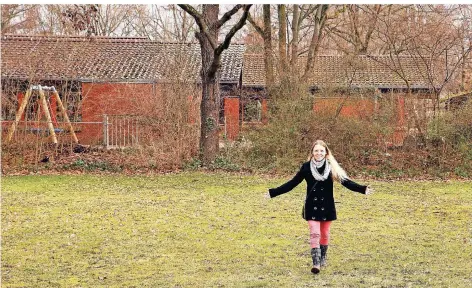  ?? FOTO: MARKUS RICK ?? Annelie Melo De Souza auf einer Wiese, die sich auch als Wildblumen­wiese eigen würde.