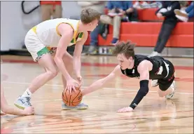  ?? PILOT PHOTO/BEV HARAMIA ?? Glenn’s Noah Dreibelbei­s dives for this loose ball during sectional action Tuesday night.