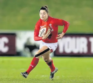  ?? CHRIS FAIRWEATHE­R/HUW EVANS AGENCY ?? Robyn Wilkins on the attack for Wales
