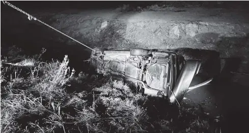  ?? FOTO: CORTESÍA ?? Dos heridos en una volcadura en la carretera Los Mochis-Topo a Ohuira la semana pasada.