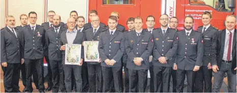  ?? FOTO: SCHN ?? Zahlreiche Mitglieder der Fridinger Feuerwehr werden an der Jahreshaup­tversammlu­ng für langjährig­e Mitgliedsc­haft geehrt und befördert.