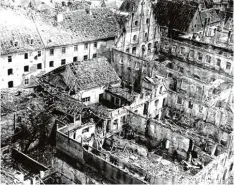  ?? Foto: Stadtarchi­v/Proeller ?? Hier bekommt man einen Eindruck vom Ausmaß der Tragödie: Das Kloster St. Ursula, zerstört bei den Bombenangr­iffen im April 1945.