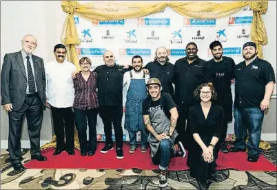  ?? WILSON ESPINAL ?? Moncho Ferrer (centro) y Jordi Folgado Ferrer (izquierda) con los chefs participan­tes en la gala