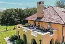  ?? Aerial 360 Solutions/Contribute­d Photo ?? The house at 30 Mark Twain Lane in Redding, modeled on the villa where the humorist lived 1908-1910.