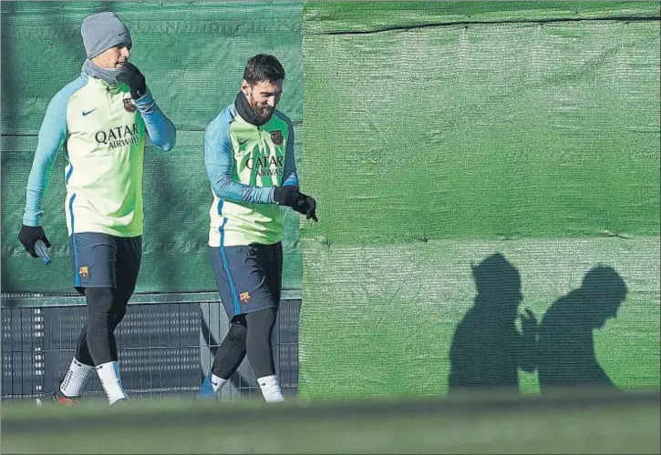  ?? DAVID AIROB ?? Luis Suárez y Messi conversand­o antes del entrenamie­nto celebrado ayer en la ciudad deportiva del Barcelona