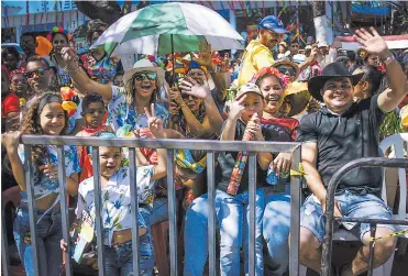  ?? JESúS RICO ?? Los asistentes al desfile animaron desde las terrazas.