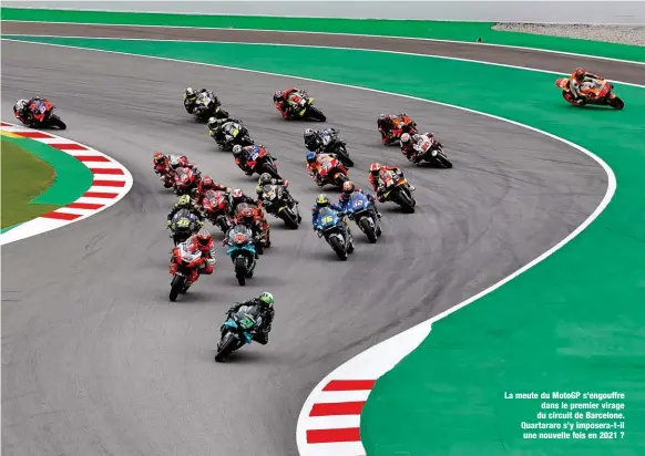  ??  ?? La meute du MotoGP s’engouffre dans le premier virage du circuit de Barcelone. Quartararo s’y imposera-t-il une nouvelle fois en 2021 ?