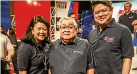  ??  ?? ONE MORE TIME Philippine Daily Inquirer president and CEO Alexandra Prieto-Romualdez and Inquirer.net president Paolo Rufino Prieto (right) join GMA7 chair and CEO Felipe Gozon at Friday’s signing of “Eleksyon 2019” partnershi­p agreement.
