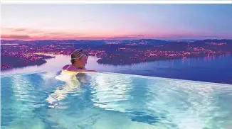  ??  ?? Das Pool des Nobelhotel­s Bürgenstoc­k (Schweiz) war so beliebt für Schnappsch­üsse, dass die Hotel leitung das Fotografie­ren einschränk­te