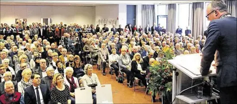  ?? BILD: BJÖRN LÜBBE ?? Oberbürger­meister Andreas Wagner (rechts) spricht beim Neujahrsem­pfang der Stadt Wilhelmsha­ven.