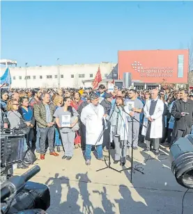  ?? NIEVAS ?? Abrazo al hospital. Lo habían realizado vecinos y profesiona­les.