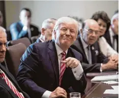  ?? Foto: Nicholas Kamm, afp ?? Da strahlt der Präsident: Sichtlich Gefallen fand Donald Trump an den nicht enden wollenden Lobhudelei­en der Mitglieder seines Kabinetts.