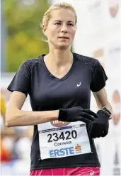  ??  ?? Neue Maßstäbe im Marathon setzten Cornelia Moser und Peter Herzog vom LC Saalfelden.