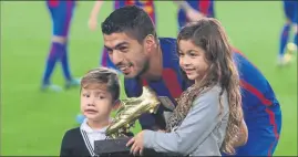  ?? FOTO: GTRES ?? Luis Suárez, con la Bota de Oro El uruguayo tiene muy buen cartel en la Premier