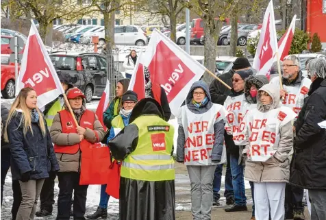  ?? Fotos: Bernhard Weizenegge­r ?? Die Dienstleis­tungsgewer­kschaft Verdi hatte am Montag vor der Günzburger Kreisklini­k zu einem Warnstreik aufgerufen. Da ging es in erster Linie um die Forderunge­n der Beschäftig­ten nach einer besseren Bezahlung.