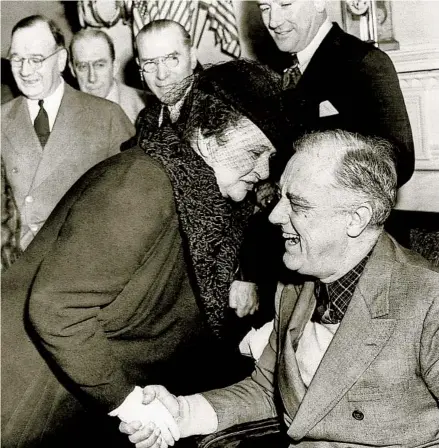  ?? BETTMANN ARCHIVE ?? Frances Perkins, the first woman to serve in a U.S. president’s Cabinet, greets President Franklin D. Roosevelt upon his return to the White House from the 1943 Tehran Conference. Perkins was the secretary of labor under Roosevelt from 1933 to 1945.