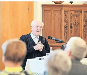  ?? FOTO: MARKUS RICK ?? Pater Leonhard Berchtold referierte in der Bibliothek der Salvatorie­rinnen im Kloster Neuwerk.