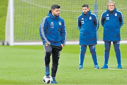  ?? MARCELO CARROLL ?? Enfocado en el Mundial. Agüero estuvo con el equipo en Manchester pese a su lesión.