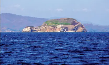  ??  ?? Hasta la remota isla San Lucas llega el visitante que desea conocer la historia de la cárcel que funcionó allí entre 1873 y 1991. / Travelers arrive in San Lucas Islands eager to know the history behind the penitentia­ry that operated there between 1873 and 1991.