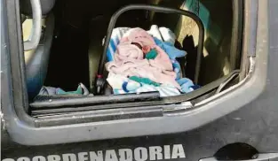  ?? Divulgação/polícia Civil ?? Recém-nascido que foi sequestrad­o no interior de São Paulo, dentro do carro da polícia, no Rio; a criança e os suspeitos vão ser encaminhad­os a Paraibuna