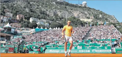  ??  ?? EN SU ENTORNO. Nadal celebra un punto durante su partido contra Khachanov en la pista Rainiero III de Montecarlo, una de sus preferidas.