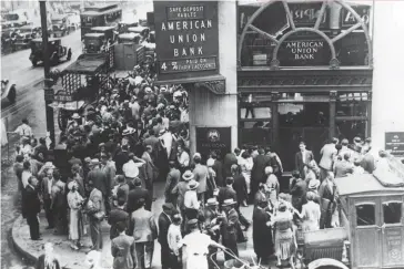  ??  ?? Photo ci-dessus : Durant la Grande Dépression, une foule de New-Yorkais se presse devant l’American Union Bank. Au sortir de la Seconde Guerre mondiale, la jeune Organisati­on des Nations Unies entend tirer les leçons des désordres économique­s de l’entredeux guerres, et notamment de la crise économique de 1929, pour affirmer la nécessiter de créer des outils internatio­naux de développem­ent de la coopératio­n économique internatio­nale. (© SSA.gov)