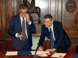  ??  ?? Alla firma L’assessore Luca Zanotto insieme al sindaco Federico Sboarina il giorno dell’insediamen­to della giunta a Palazzo Barbieri