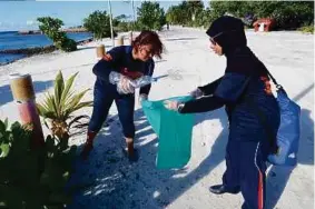  ??  ?? PESERTA mengutip sampah di kawasan
Pulau Maafushi.