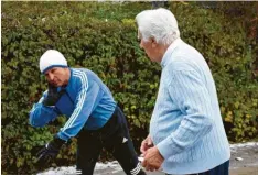  ??  ?? Rolf Kropka, Trainer und Mentor des 90-Jährigen, versuchte, Franz Gries zwischen den einzelnen Versuchen immer wieder aufzubauen und zu instruiere­n.