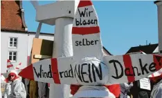  ?? Archivfoto: Günther Herdin ?? Umstritten­e Windkraft in Buttenwies­en vor fast zehn Jahren. Auf dem Lauterbach­er Faschingsu­mzug 2008 schlugen die Narren zu: „Wir blasen selber. Windrad – nein danke“, protestier­ten sie.