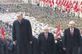  ??  ?? President Erdoğan headed a delegation of senior politician­s and state officials to the ceremony at Atatürk’s Mausoleum, while soldiers in the background stood at attention.