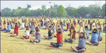  ?? AP DUBE/HT PHOTO ?? A group of young men performs yoga on the occasion of the Internatio­nal Yoga Day, at Gandhi Maidan in Patna on Sunday.