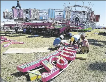  ?? YuMa suN FILe PhOTO ?? IN THIS APRIL 2019 FILE PHOTO, workers prepare to install rides for the Yuma County Fair.